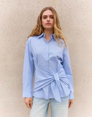 Bershka - Oversize-Hemd aus Popeline in Jeansblau mit Schleifenprint