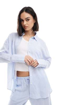 Bershka - Oversize-Hemd in Hellblau mit Nadelstreifen, Kombiteil