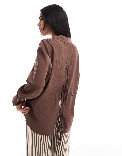 Bershka – Oversize-Hemd in Schokobraun mit Knitterstruktur und Bindedetail am Rücken, 3 von 4
