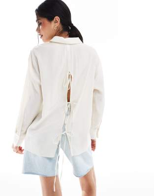 Bershka - Oversize-Hemdbluse in Ecru mit Knitterstruktur und gebundener Rückseite-Neutral