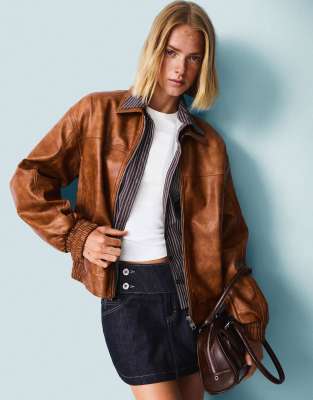 Bershka - Oversize-Jacke aus Kunstleder in Beige-Brown