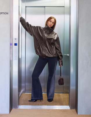 Bershka - Oversize-Jacke aus Kunstleder in Braun