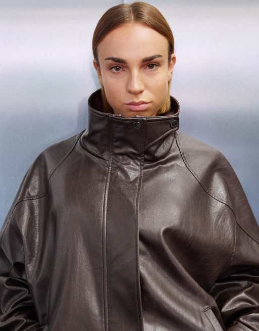 Bershka – Oversize-Jacke aus Kunstleder in Braun, 4 von 4
