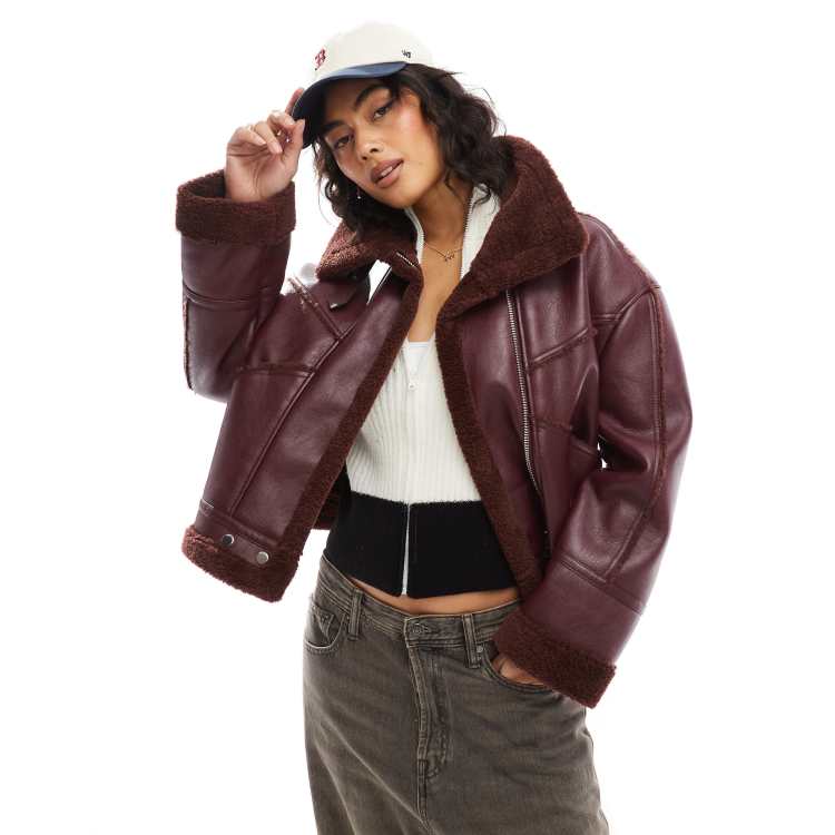 Bershka – Oversize-Jacke in Burgunderrot aus Lammfellimitat ASOS