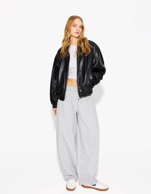 Bershka - Oversize-Jacke in Schwarz aus Kunstleder