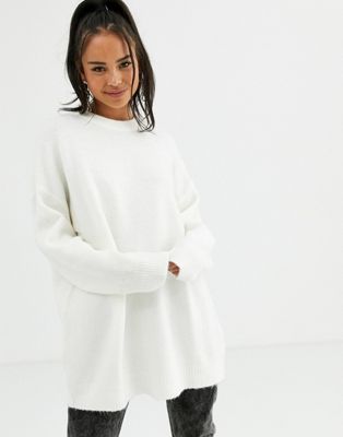Bershka – Oversize-Pullover in Creme mit Rundhalsausschnitt-Weiß