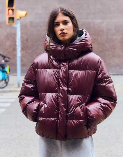 Bershka Oversize Steppjacke mit Kapuze in Burgunderrot - view 1