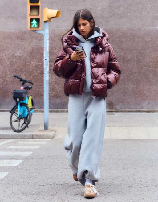 Bershka Oversize Steppjacke mit Kapuze in Burgunderrot, 4 von 5