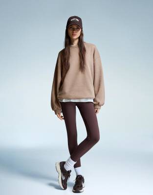 Bershka - Oversize-Sweatshirt in Beige mit Taschen-Brown
