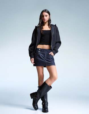 Bershka - Oversize-Sweatshirt in Schwarz mit Neopren-Optik und Reißverschluss