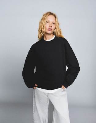 Bershka - Oversize-Sweatshirt in Schwarz mit Taschen