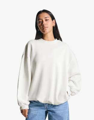 Bershka - Oversize-Sweatshirt in Weiß mit Taschen