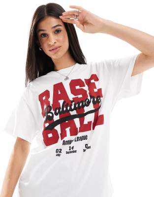 Bershka - Oversize-T-Shirt mit „Baseball"-Print-Weiß