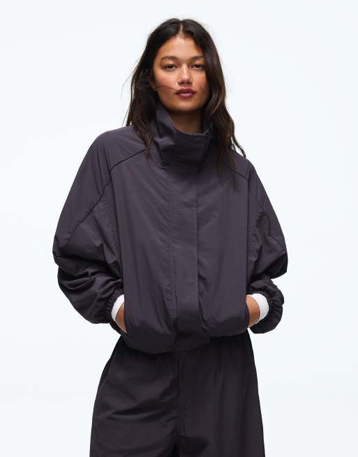 Bershka oversized nylon jack met vleermuismouwen in bordeauxrood, 2 van 5