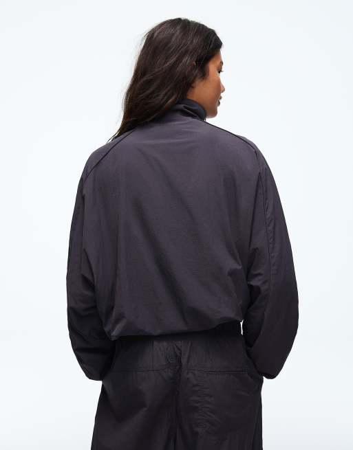 Bershka oversized nylon jack met vleermuismouwen in bordeauxrood, 3 van 5