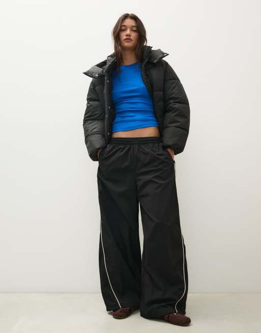 Bershka oversized pufferjakke med hætte i sort, 4 af 5