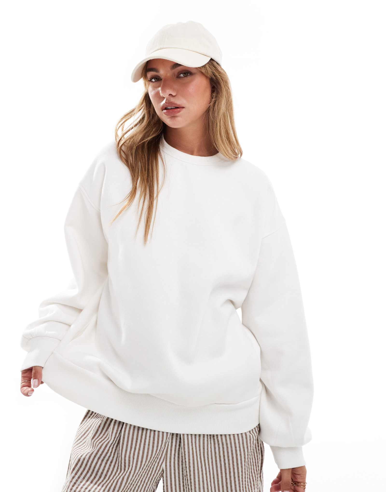 Толстовка Bershka oversize белого цвета