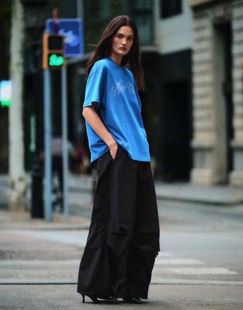 Bershka oversized T-shirt med korte ærmer og tekst i rhinsten i denimblå - view 1