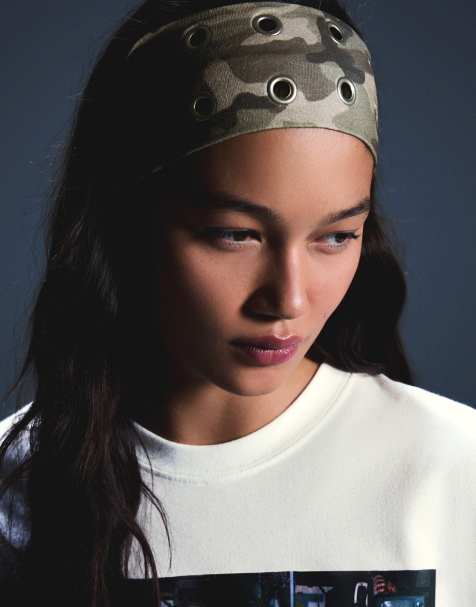 Bershka Pack of 2 eyelet headbands in khaki - view 1