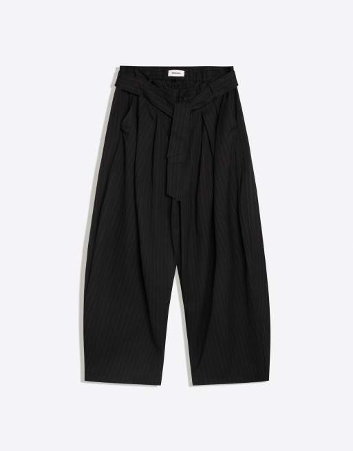 Bershka pantalon barrel à pinces et ceinture en noir et blanc, 5 de 5