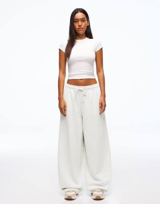 Bershka - Pantalon barrel en tissu duveteux à cordons de serrage - Gris clair