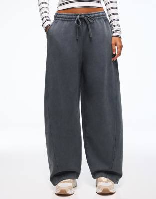Bershka - Pantalon barrel en tissu duveteux à cordons de serrage - Gris foncé