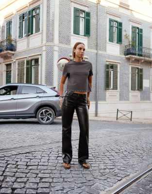 Bershka - Pantalon bootcut imitation cuir - Marron-Brown