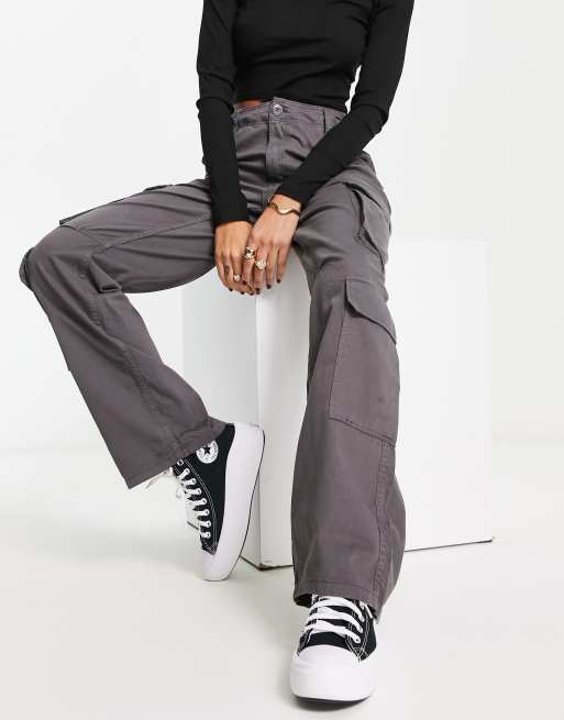 Bershka Pantalon cargo à poches multiples Gris foncé ASOS