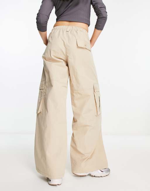 Bershka - Pantalon cargo ample en nylon avec taille à cordon de serrage - Fauve, 2 de 4