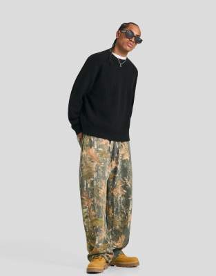 Bershka - Pantalon coupe ballon à imprimé feuilles - Vert