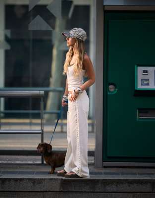 Bershka - Pantalon droit à bords effilochés et aillets - Blanc