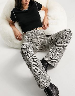 Pantalons imprimés Bershka - Pantalon évasé à imprimé ondulé - Noir et blanc