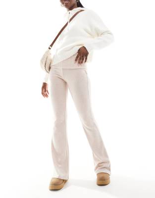 Bershka - Pantalon évasé doux au toucher avec taille rabattue - Rose