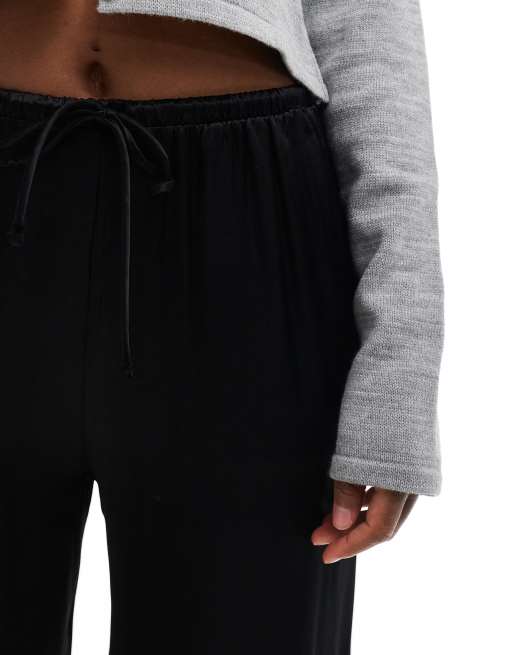 Bershka - Pantalon large noué à la taille en satin - Noir , 3 de 5