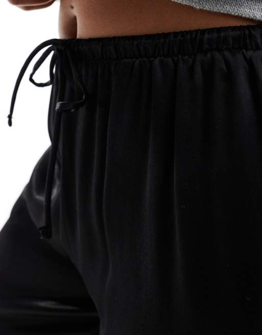 Bershka - Pantalon large noué à la taille en satin - Noir , 4 de 5