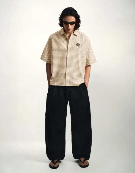 Bershka pantalon met plooien en barrel leg in zwart - view 1