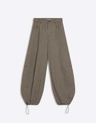 Bershka - Pantalon parachute à carreaux - Beige-Marron