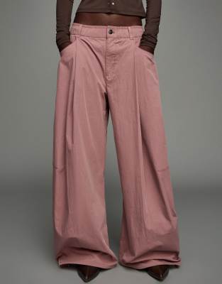 Bershka - Pantalon parachute bouffant en tissu technique - Rose