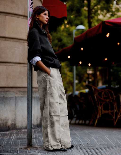 Bershka pantalon parachute imprimé technique sable, 2 de 5