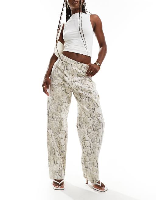 Bershka - Pantalon style charpentier à imprimé peau de serpent