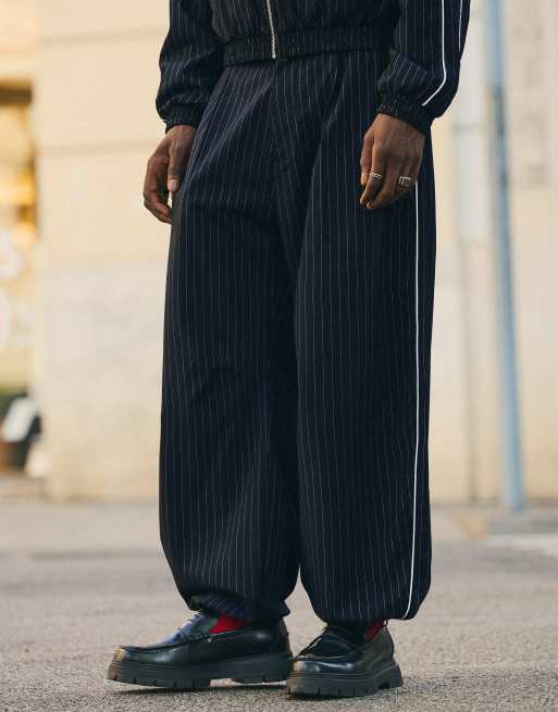 Bershka pantalon super baggy à rayures fines bleu marine, 4 de 5