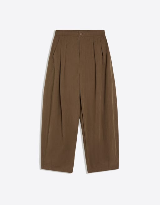 Bershka pantalon technique court à volume marron, 5 de 5