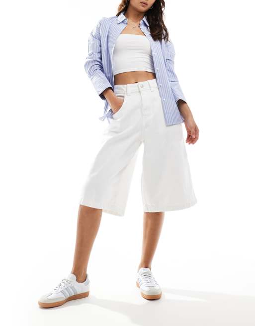 Bershka Pantaloncini di jeans ampi taglio lungo bianchi