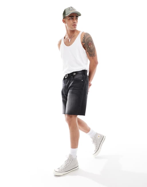 Bershka - Pantaloncini di jeans neri con fondo sfrangiato