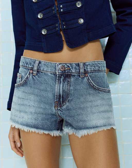 Bershka - Pantaloncini in denim blu con fondo sfrangiato, 2 di 4