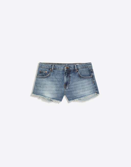 Bershka - Pantaloncini in denim blu con fondo sfrangiato, 4 di 4