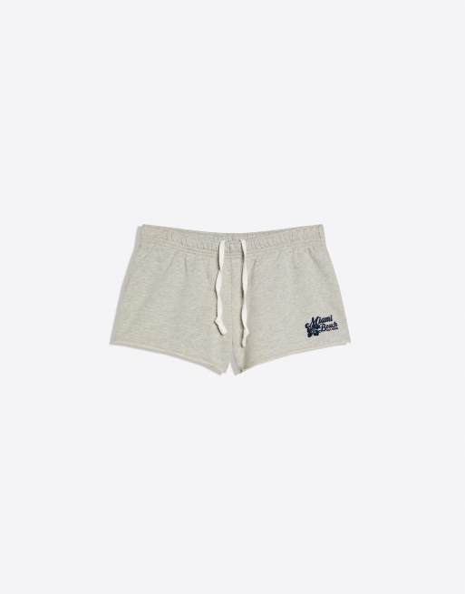 Bershka - Pantaloncini in felpa grigio chiaro ricamati, 3 di 4