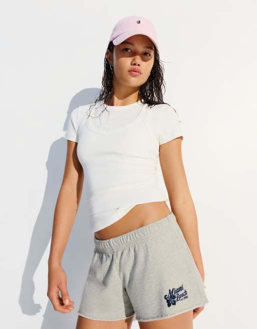 Bershka - Pantaloncini in felpa grigio chiaro ricamati, 4 di 4