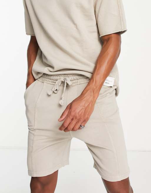 Bershka - Pantaloncini in jersey color pietra con fondo grezzo