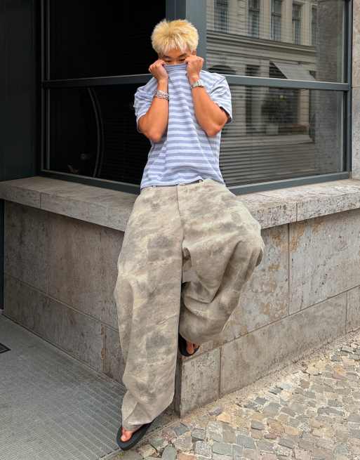 Bershka - Pantaloni a cilindro grigio chiaro con stampa, 6 di 7
